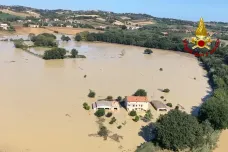 Při povodních ve střední Itálii zahynulo deset lidí, pohřešuje se dítě