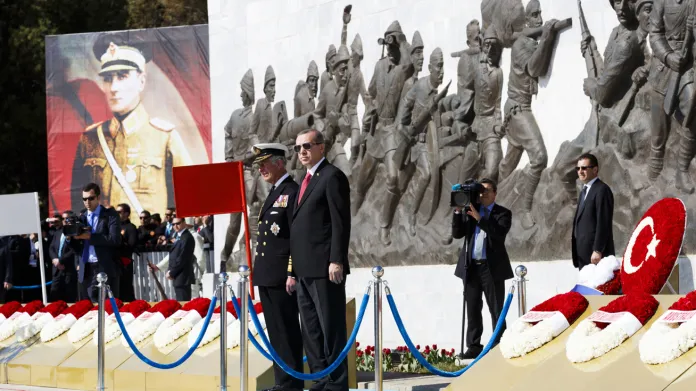 Princ Charles a Recep Tayyip Erdogan při pietní vzpomínce u památníku bojů na Gallipoli
