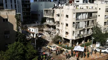 Následky íránského raketového útoku na Tel Aviv (24. března 2026)