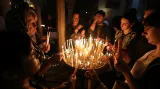 Křesťané v jeruzalémském Starém Městě zapalují svíčky při průvodu na velikonoční mši