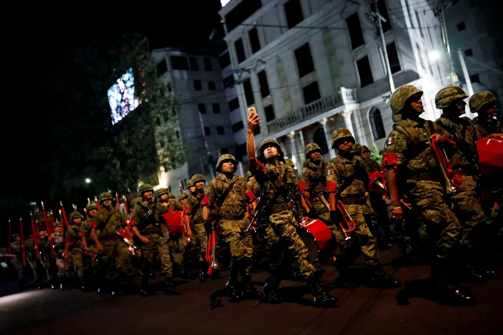 Večerní zkouška nástupu na hlavní mexické náměstí