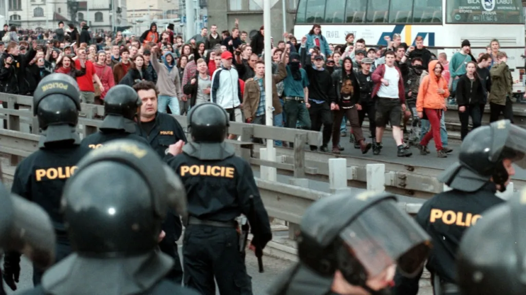 Pochod účastníků protestní akce Global Street Party po pražské magistrále vyústil později v násilné střety