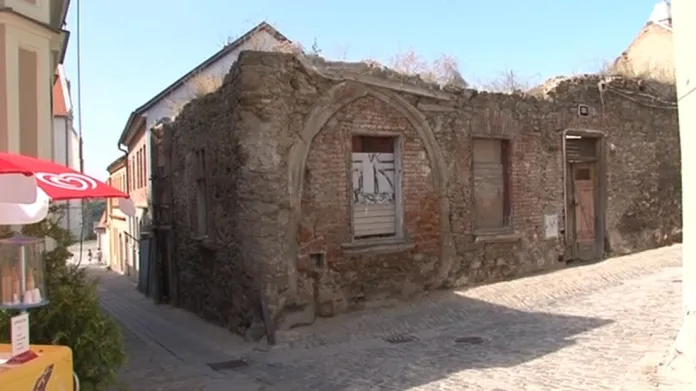 Zchátralý gotický dům v centru Znojma