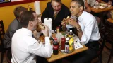 Ruský prezident Dmitrij Medveděv s americkým prezidentem Barackem Obamou svačí burgery restauraci Ray's Hell Burger ve Virginii. Červen 2010.