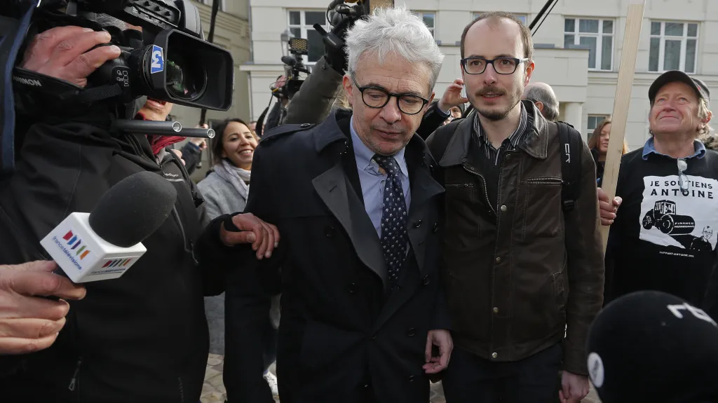 Aféra LuxLeaks: K soudu přichází hlavní obviněný Antoine Deltour (vpravo) spolu se svým advokátem Williamem Bourdonem