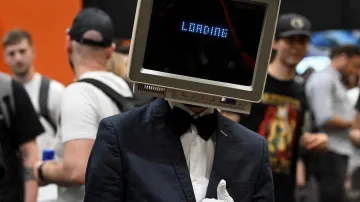 Účastník pózuje v kostýmu na veletrhu počítačových a videoherních her Gamescom 2023 v německém Kolíně nad Rýnem