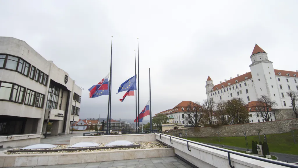 Náměstí Alexandera Dubčeka v Bratislavě mezi parlamentem a hradem