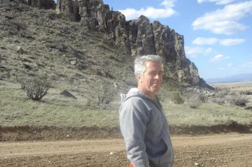 Úřady zveřejnily jen část spisů k Epsteinově kauze. Někteří zákonodárci to kritizují