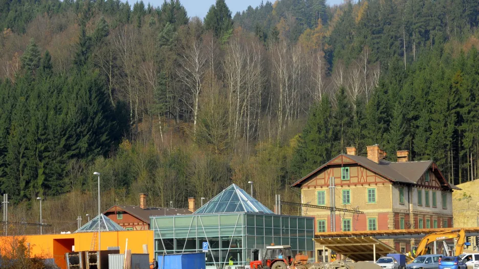 Nová a stará nádražní budova v Ústí nad Orlicí