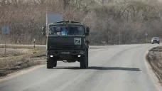 Ruský armádní kamion projíždí po silnici v Kurské oblasti v Rusku