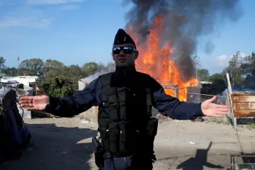 Po prvních evakuacích následují i příbytky. V Calais začala demolice tábora