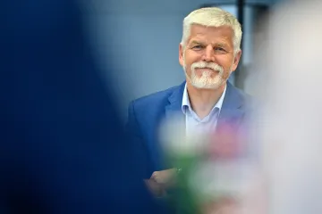 Pavel chce vyhovět Bezpečnostní informační službě a zbavit Mynáře mlčenlivosti
