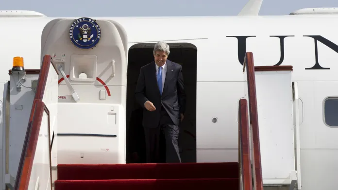 John Kerry při příjezdu do Dauhá