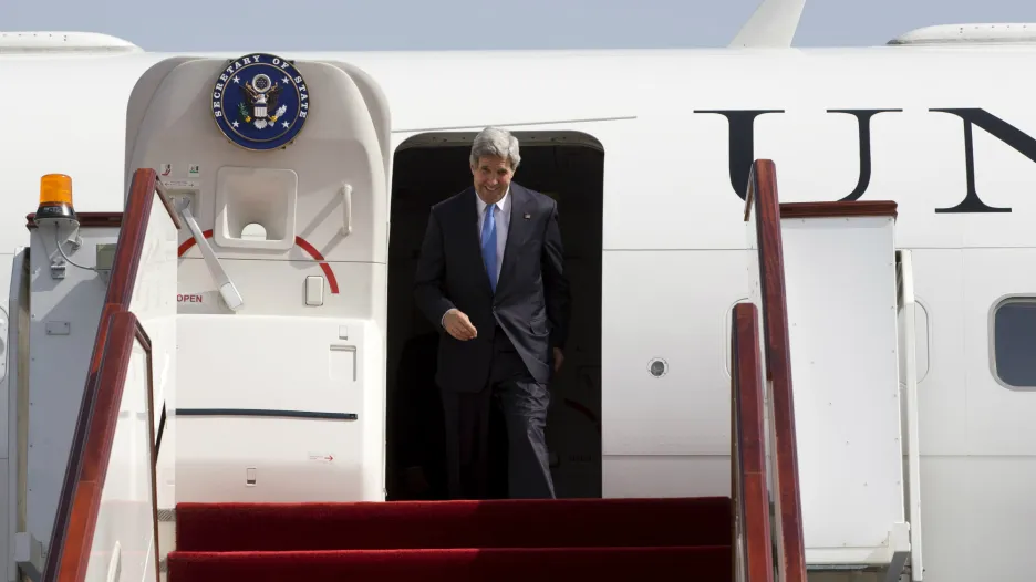 John Kerry při příjezdu do Dauhá