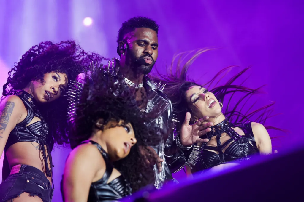 Chytlavý pop a taneční rytmy se pojí s produkcí amerického zpěváka a skladatele Jasona Derula, jak předvede i 2. března v Praze