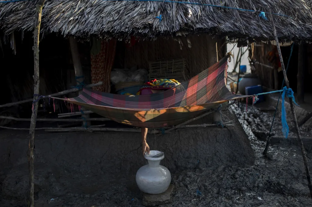 Třetí místo v sekci Životní prostředí: K. M. Asad se snímkem Climate Crisis Solutions: Collecting Drinking Water in Kalabogi (Řešení klimatické krize: Sběr pitné vody v Kalabogi)