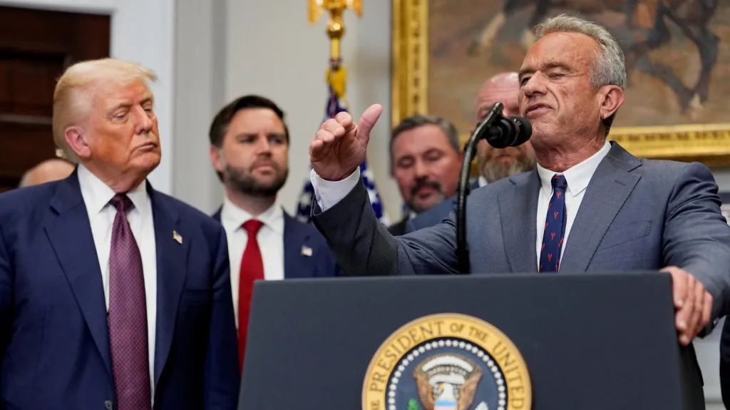 Americký ministr zdravotnictví Robert F. Kennedy mladší hovoří na tiskové konferenci po jednání s americkým prezidentem Donaldem Trumpem