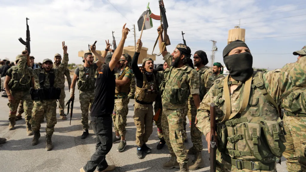 Syrští ozbrojenci účastnící se turecké ofenzivy