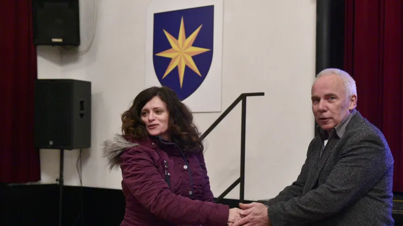 Odvolaný starosta Jaroslav Hlavnička (Volba pro město) se zastupitelkou Jaroslavou Jermanovou z opozičního hnutí ANO