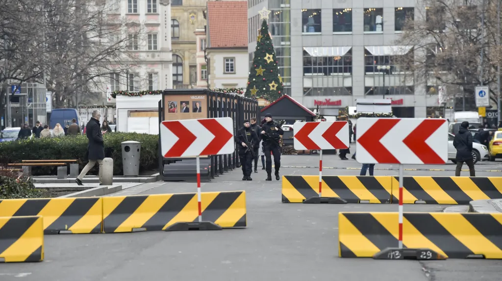 Z Václavského náměstí zátarasy po Vánocích mizí, na Staroměstském zůstávají