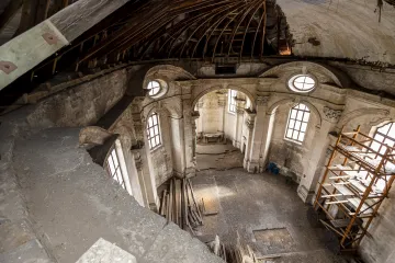 Desítky let chátral děčínský kostel mezi továrnami, další desítky let potrvá jeho oprava