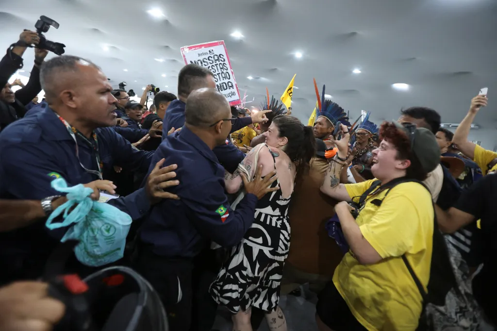 Demonstranti násilím vtrhli do místa konání konference OSN o změně klimatu