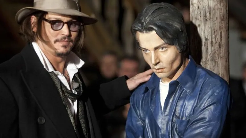 Johny Depp se svojí sochou v Drvengradu