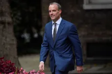 Britský ministr Raab po obviněních z šikany rezignoval, nahradí ho Dowden a Chalk