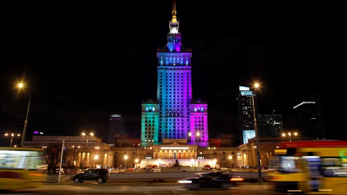 Barevně nasvícený Palác kultury a vědy ve Varšavě