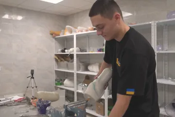 Na Ukrajině roste poptávka po protézách. „Nezlomní“ jich pro zraněné vyrobí stovky ročně