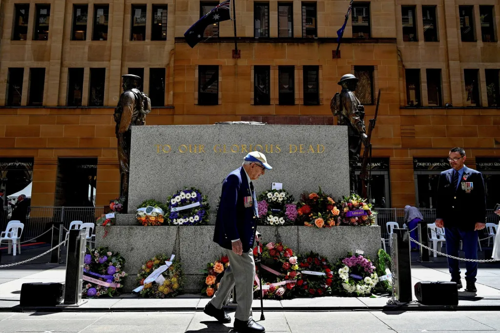 Australský veterán u pomníku na Martin Place v centru Sydney