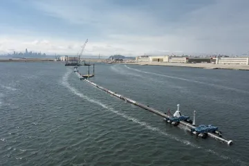 Hráz na zachytávání plastového odpadu vyplula do Pacifiku. Na podzim selhala, teď to má napravit