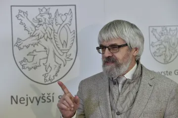 Ústavním soudcem by mohl být Pavel Šámal, dostal nabídku od Zemana