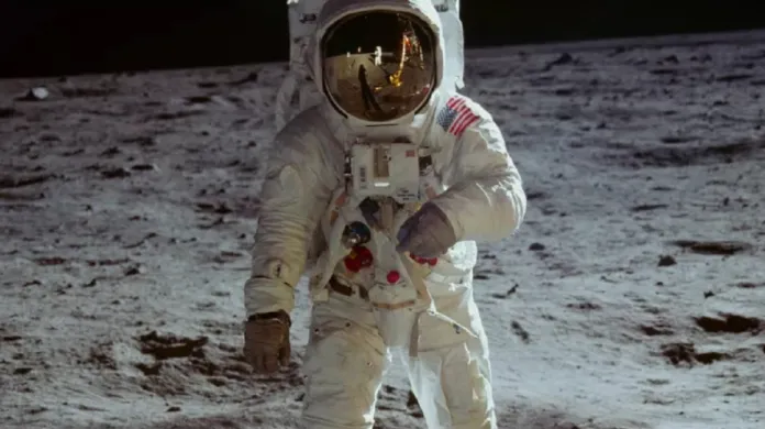 Armstrong se odráží v Aldrinově helmě