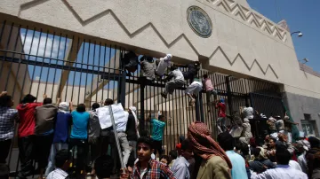 Demonstranti útočí na americkou ambasádu v Jemenu