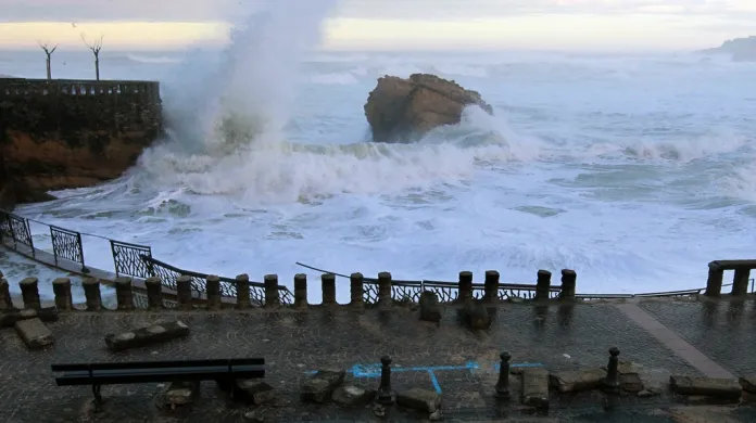 Francouzské pobřeží bičují obří vlny