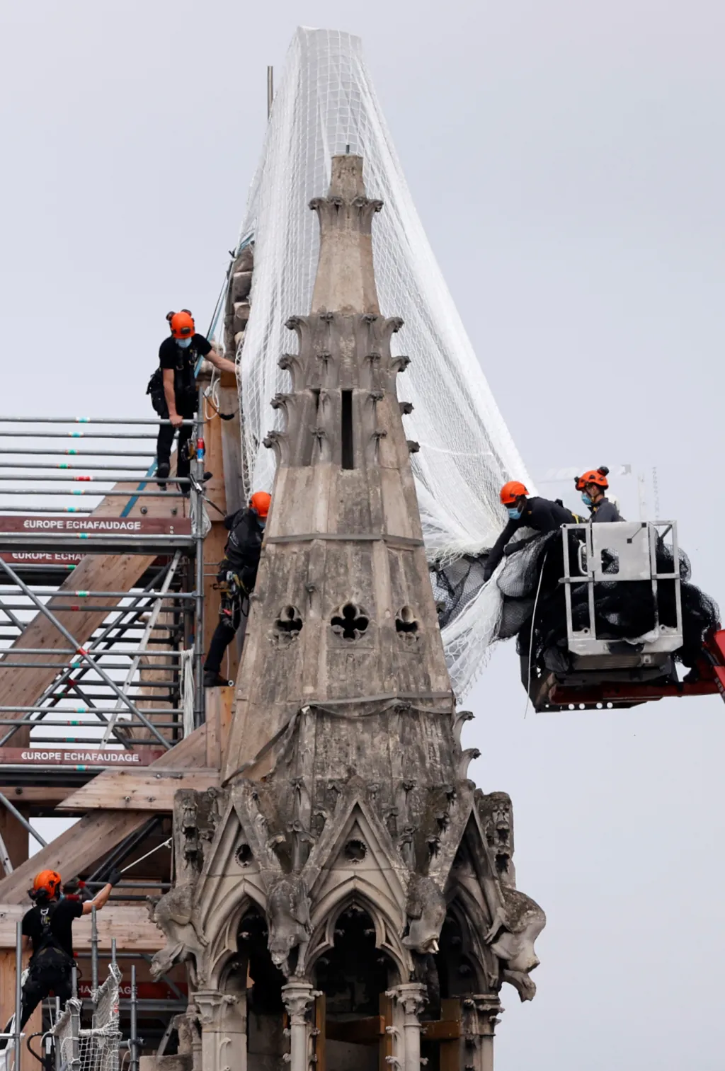 Z Notre-Dame začínají po ničivém požáru sundavat poškozené lešení