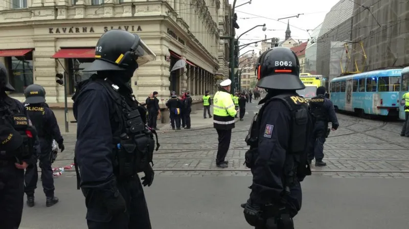 Výbuch zkomplikoval dopravu v centru Prahy
