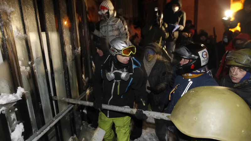 Demonstranti před Ukrajinským domem