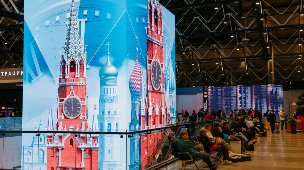 Ilustrační snímek – cestující čekají na moskevském letišti Šeremetěvo (snímek z října 2025)