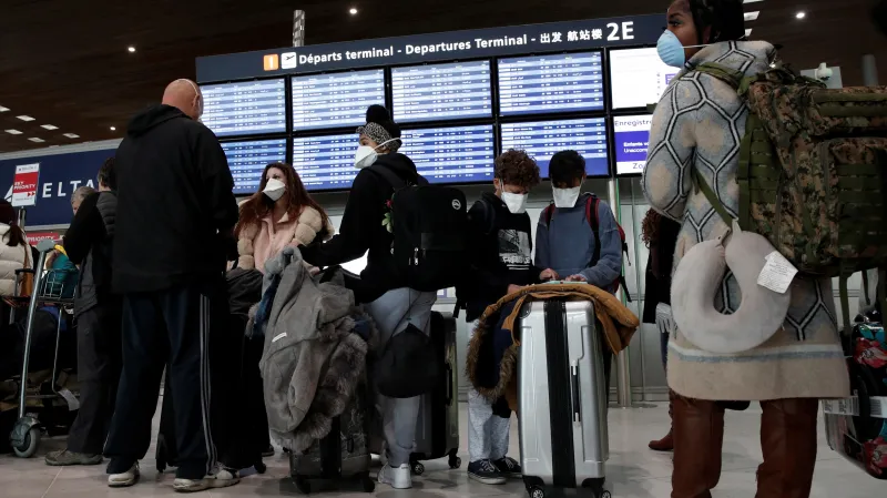 Cestující na pařížském letišti Charlese de Gaullea