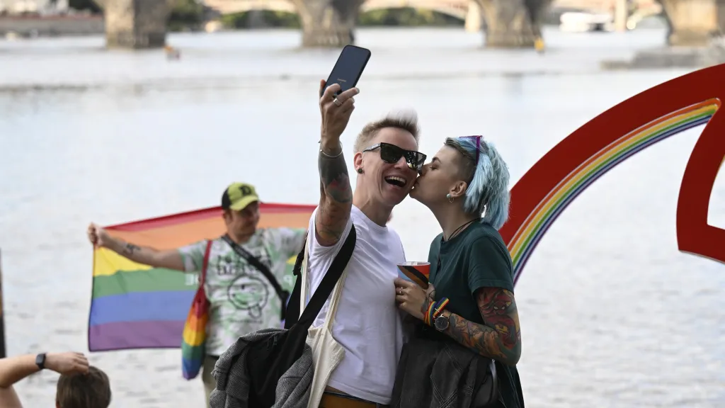 Duhovým průvodem vyvrcholí festival Prague Pride — ČT24 — Česká televize