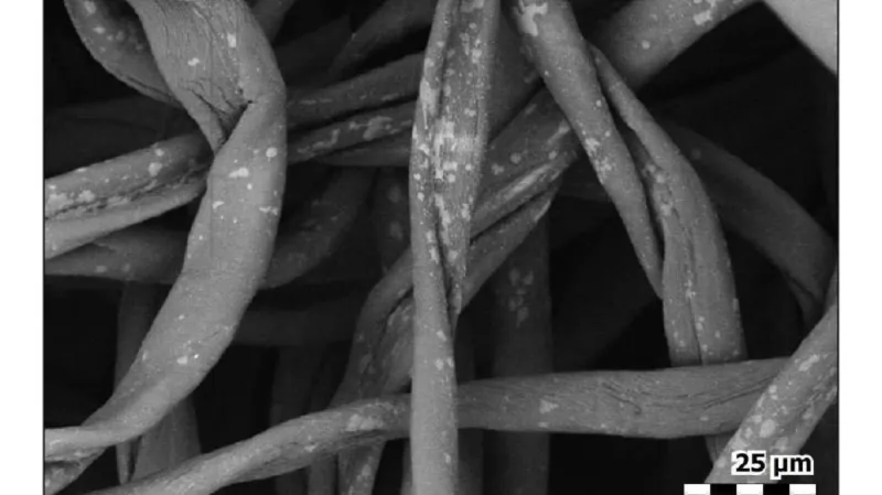 Křížení jednotlivých vláken bavlněného flanelu