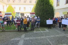 Spory kvůli novému vědeckému ústavu v Olomouci pokračují, před rektorátem byla demonstrace