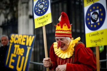 Místo velkých vizí válka s poslanci. Dva roky od spuštění článku 50 zůstává podoba brexitu v mlze