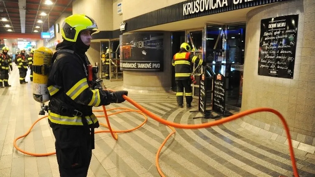 Hasiči ve vstupní hale hlavního nádraží