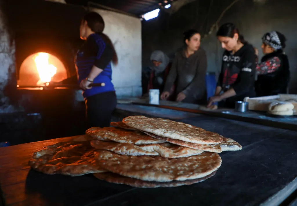 Ženy společně pečou vlastní chléb v místní pekárně