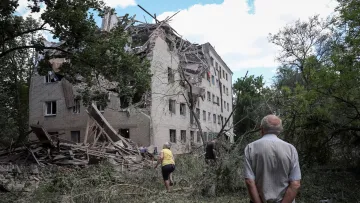 Poškozený bytový dům po ruském útoku na město Slovjansk (21. června 2026)