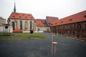 PODÍVEJTE SE: Otevřené zahrady Anežského kláštera zdobí desítky soch