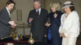 Princ Charles si s chotí Camillou prohlíží korunovační klenoty